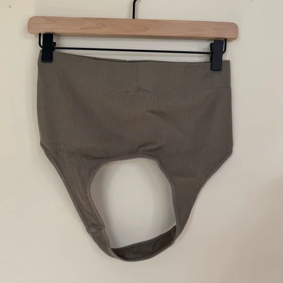 Taupe Limitless Ribbed Seamless Halter Bra Size Large - Picture 3 of 5